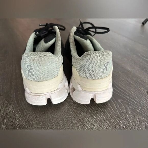 On Running on flyers sneakers - Picture 5 of 8